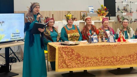 В Балаковском ЦКР прошла познавательная программа «Пчелиная девятина, лакомый стол. Ветряк»